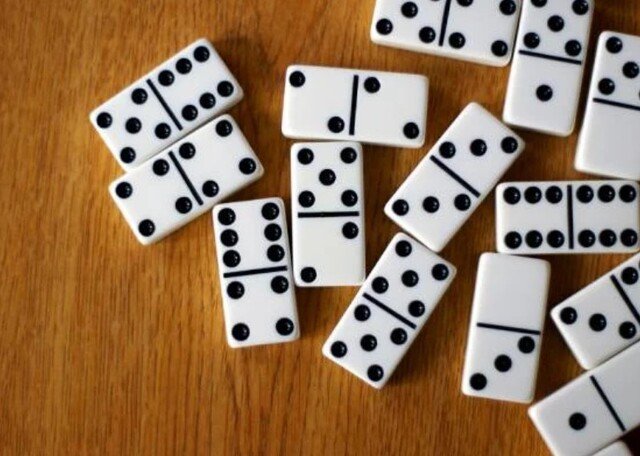 Game bài Domino không sử dụng bộ bài tây 52 lá mà sử dụng thẻ bài riêng