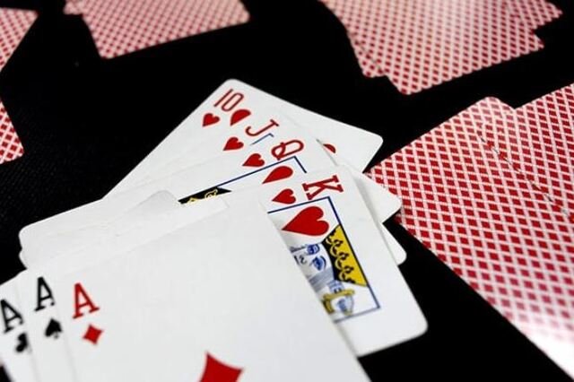 Phỏm là một trò chơi bài kinh điển và được yêu thích bởi số lượng lớn người chơi