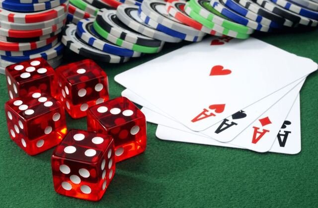   Phỏm sử dụng bộ bài 52 lá được chia thành 13 bộ từ A đến K