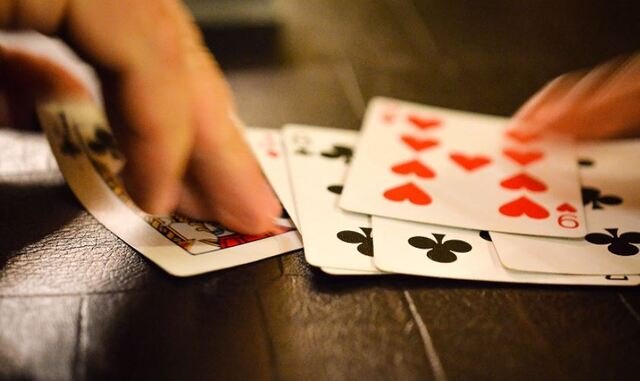 Vị trí ngồi trong bàn chơi phỏm ảnh hưởng đến khả năng quan sát và quyết định của bạn Vị trí ngồi trong bàn chơi phỏm ảnh hưởng đến khả năng quan sát và quyết định của bạn